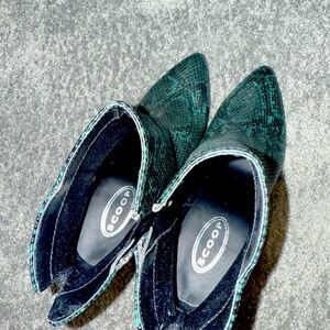 Scoop boots size 8 never worn